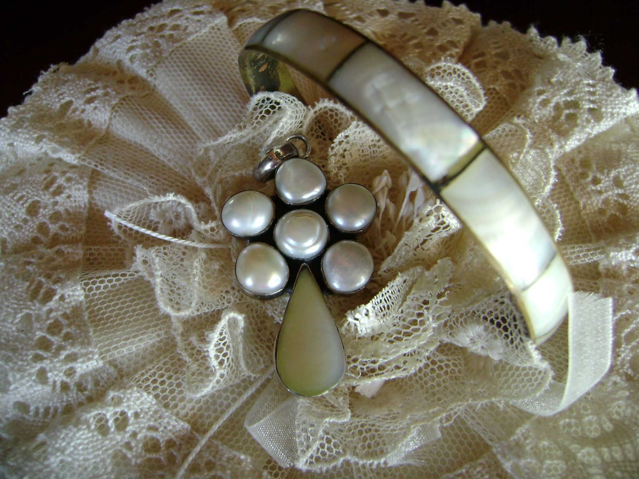 bracciale e ciondolo in madreperla